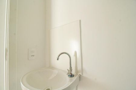 Banheiro de kitnet/studio para alugar com 1 quarto, 17m² em Vila Arcadia, São Paulo