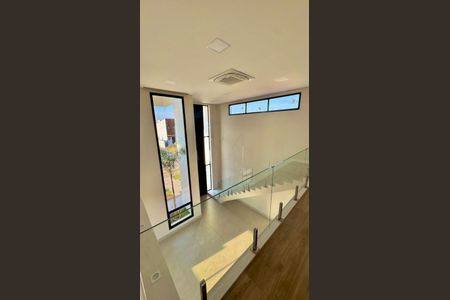Casa de condomínio à venda com 225m², 3 quartos e 4 vagas