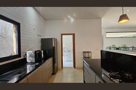Casa de condomínio à venda com 246m², 3 quartos e 4 vagas