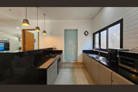 Casa de condomínio à venda com 246m², 3 quartos e 4 vagas