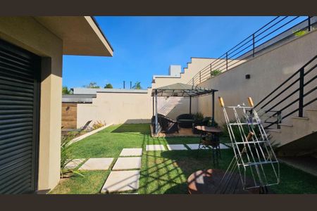 Casa de condomínio à venda com 246m², 3 quartos e 4 vagas