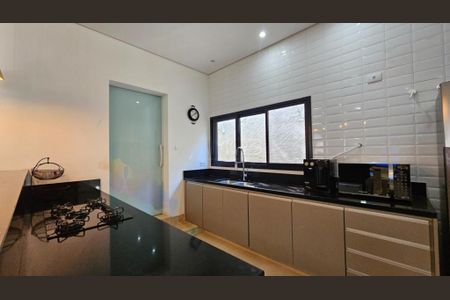 Casa de condomínio à venda com 246m², 3 quartos e 4 vagas