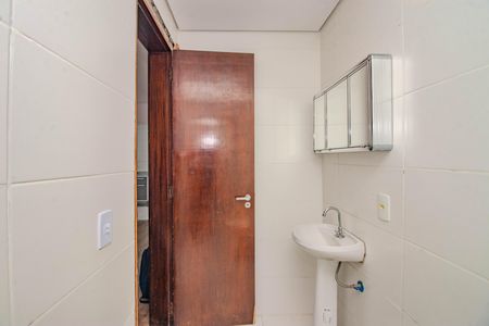 Banheiro de apartamento à venda com 1 quarto, 47m² em Vila Jardim, Porto Alegre