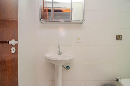 Banheiro de apartamento à venda com 1 quarto, 47m² em Vila Jardim, Porto Alegre