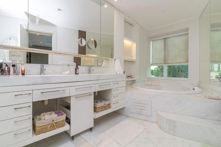 Apartamento para alugar com 312m², 3 quartos e 3 vagas Apartamento para alugar com 312m², 3 quartos e 3 vagasBanheiro social