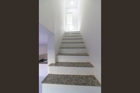 Escada de casa de condomínio para alugar com 2 quartos, 65m² em Bangu, Rio de Janeiro