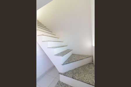 Casa de condomínio para alugar com 65m², 2 quartos e 1 vaga Casa de condomínio para alugar com 65m², 2 quartos e 1 vagaEscada