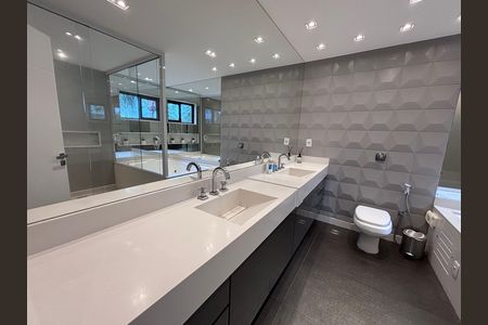 Apartamento à venda com 350m², 3 quartos e 4 vagas Apartamento à venda com 350m², 3 quartos e 4 vagasBanheiro da Suíte 1