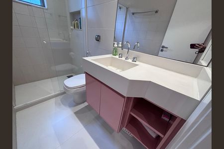 Apartamento à venda com 350m², 3 quartos e 4 vagas Apartamento à venda com 350m², 3 quartos e 4 vagasBanheiro da Suíte 2