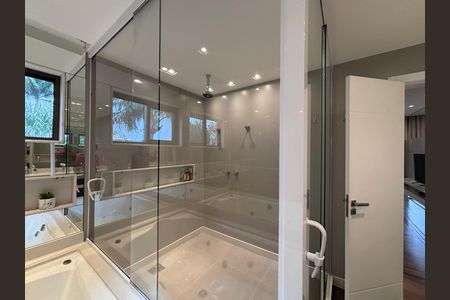 Apartamento à venda com 350m², 3 quartos e 4 vagas Apartamento à venda com 350m², 3 quartos e 4 vagasBanheiro da Suíte 1