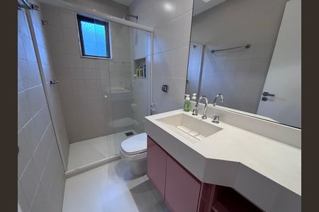 Apartamento à venda com 350m², 3 quartos e 4 vagas Apartamento à venda com 350m², 3 quartos e 4 vagasBanheiro da Suíte 2