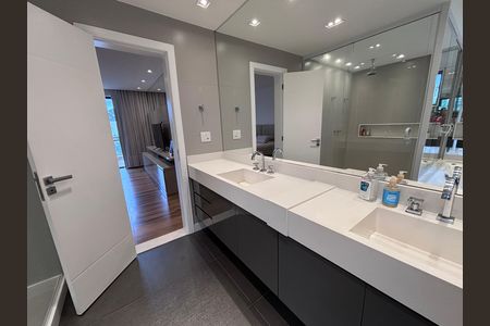 Apartamento à venda com 350m², 3 quartos e 4 vagas Apartamento à venda com 350m², 3 quartos e 4 vagasBanheiro da Suíte 1