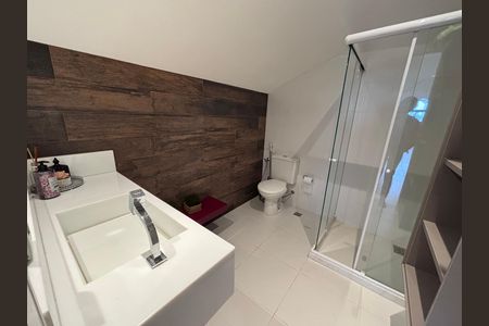 Apartamento à venda com 350m², 3 quartos e 4 vagas Apartamento à venda com 350m², 3 quartos e 4 vagasBanheiro do sótão