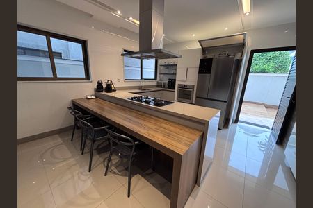 Apartamento à venda com 350m², 3 quartos e 4 vagas Apartamento à venda com 350m², 3 quartos e 4 vagasCozinha