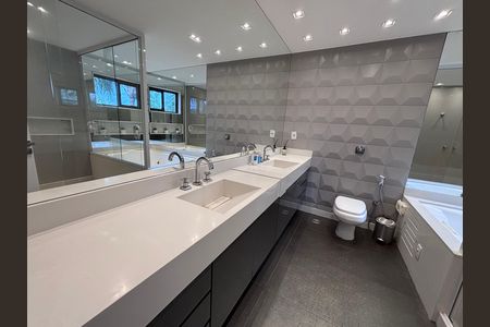 Apartamento à venda com 350m², 3 quartos e 4 vagas Apartamento à venda com 350m², 3 quartos e 4 vagasBanheiro da Suíte 1
