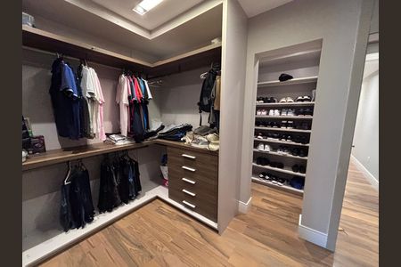 Apartamento à venda com 350m², 3 quartos e 4 vagas Apartamento à venda com 350m², 3 quartos e 4 vagasCloset da suíte 1