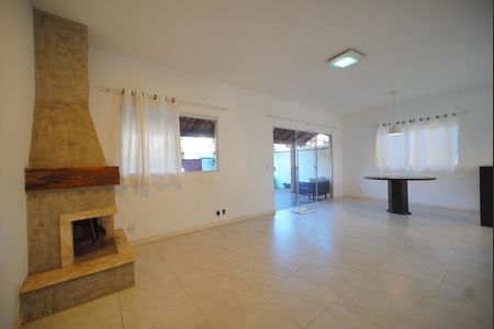 Casa para alugar com 110m², 2 quartos e 2 vagasSala