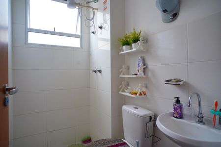 Banheiro  de apartamento à venda com 2 quartos, 50m² em Restinga, Porto Alegre