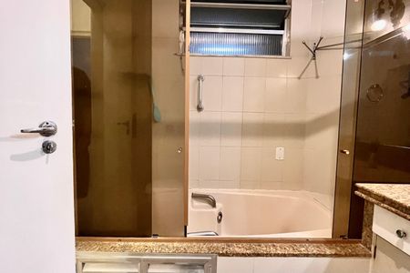 Apartamento para alugar com 218m², 3 quartos e 1 vaga Apartamento para alugar com 218m², 3 quartos e 1 vagaBanheiro social