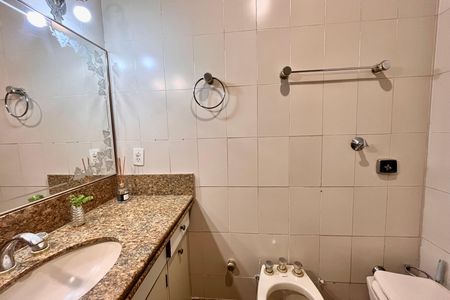 Apartamento para alugar com 218m², 3 quartos e 1 vaga Apartamento para alugar com 218m², 3 quartos e 1 vagaBanheiro social