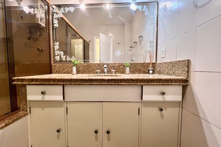 Banheiro social  de apartamento para alugar com 3 quartos, 218m² em Copacabana, Rio de Janeiro
