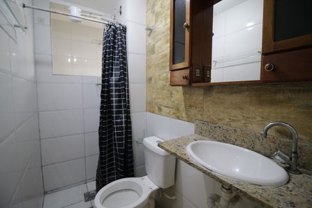 Banheiro de apartamento para alugar com 2 quartos, 44m² em Gardênia Azul, Rio de Janeiro