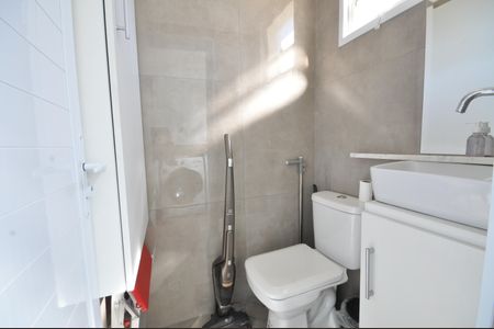 Banheiro de serviço de apartamento à venda com 2 quartos, 56m² em Guapira, São Paulo