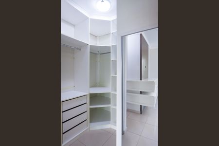Apartamento à venda com 120m², 4 quartos e 2 vagas Apartamento à venda com 120m², 4 quartos e 2 vagasCloset da suíte