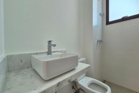 Apartamento à venda com 243m², 4 quartos e 4 vagas Apartamento à venda com 243m², 4 quartos e 4 vagasBanheiro da Suíte 2