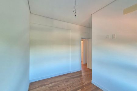 Apartamento à venda com 243m², 4 quartos e 4 vagas Apartamento à venda com 243m², 4 quartos e 4 vagasQuarto 2 - Suíte