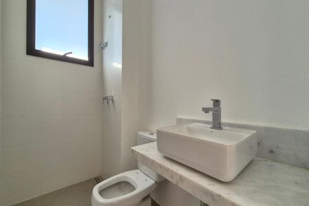Apartamento à venda com 243m², 4 quartos e 4 vagas Apartamento à venda com 243m², 4 quartos e 4 vagasBanheiro da Suíte 1