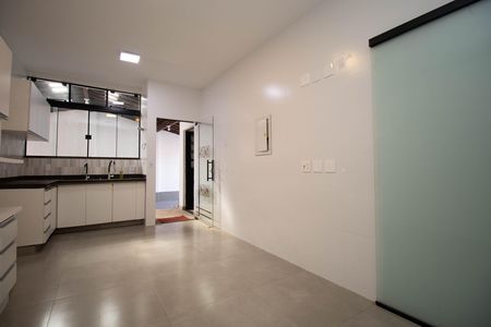 Casa de condomínio à venda com 350m², 4 quartos e 3 vagas Casa de condomínio à venda com 350m², 4 quartos e 3 vagasCozinha