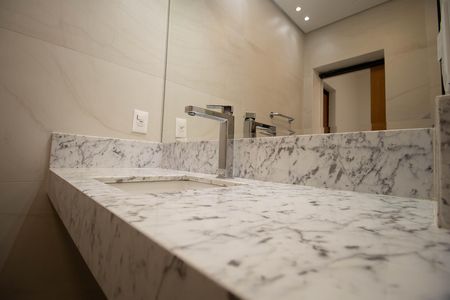 Casa de condomínio à venda com 350m², 4 quartos e 3 vagas Casa de condomínio à venda com 350m², 4 quartos e 3 vagasBanheiro da Suíte 2