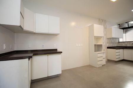 Casa de condomínio à venda com 350m², 4 quartos e 3 vagas Casa de condomínio à venda com 350m², 4 quartos e 3 vagasCozinha