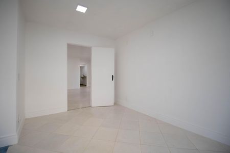 Casa de condomínio à venda com 350m², 4 quartos e 3 vagas Casa de condomínio à venda com 350m², 4 quartos e 3 vagasQuarto
