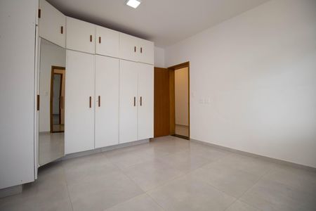 Casa de condomínio à venda com 350m², 4 quartos e 3 vagas Casa de condomínio à venda com 350m², 4 quartos e 3 vagasSuíte 2