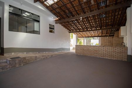 Casa de condomínio à venda com 350m², 4 quartos e 3 vagas Casa de condomínio à venda com 350m², 4 quartos e 3 vagasChurrasqueira
