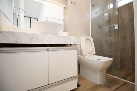 Casa de condomínio à venda com 350m², 4 quartos e 3 vagas Casa de condomínio à venda com 350m², 4 quartos e 3 vagasBanheiro da Suíte 1