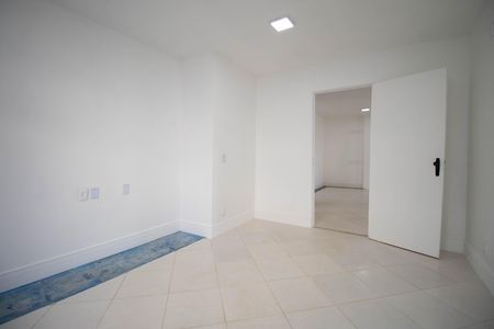 Casa de condomínio à venda com 350m², 4 quartos e 3 vagas Casa de condomínio à venda com 350m², 4 quartos e 3 vagasQuarto