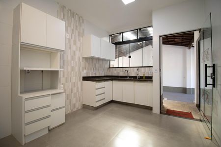 Casa de condomínio à venda com 350m², 4 quartos e 3 vagas Casa de condomínio à venda com 350m², 4 quartos e 3 vagasCozinha