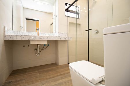 Casa de condomínio à venda com 350m², 4 quartos e 3 vagas Casa de condomínio à venda com 350m², 4 quartos e 3 vagasBanheiro da Suíte 2