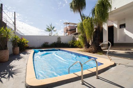 Casa de condomínio à venda com 350m², 4 quartos e 3 vagas Casa de condomínio à venda com 350m², 4 quartos e 3 vagasPiscina