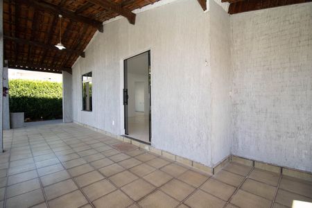 Casa de condomínio à venda com 350m², 4 quartos e 3 vagas Casa de condomínio à venda com 350m², 4 quartos e 3 vagasVaranda