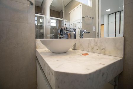 Casa de condomínio à venda com 350m², 4 quartos e 3 vagas Casa de condomínio à venda com 350m², 4 quartos e 3 vagasBanheiro da Suíte 1