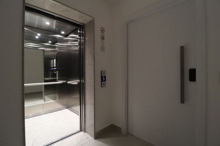 Elevador  - Hall de Entrada de apartamento para alugar com 3 quartos, 147m² em Jardim Sul, Uberlândia