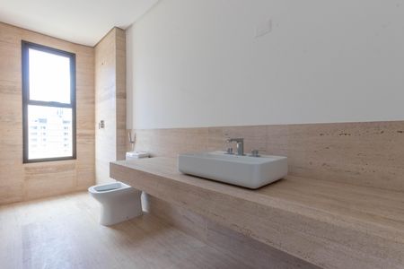 Apartamento à venda com 377m², 4 quartos e 4 vagasBanheiro social