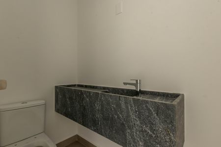 Banheiro de serviço de apartamento à venda com 3 quartos, 116m² em Vila Das Flores, Nova Lima