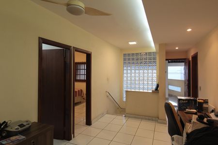 Casa à venda com 180m², 3 quartos e 4 vagasHall dos Quartos