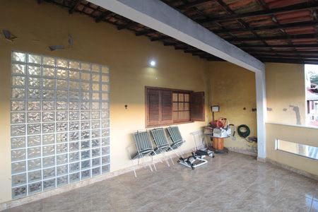 Casa à venda com 180m², 3 quartos e 4 vagasVaranda Frontal