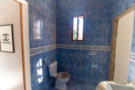 Banheiro das Suítes 3 e 4 de casa à venda com 5 quartos, 215m² em Itaipu, Niterói